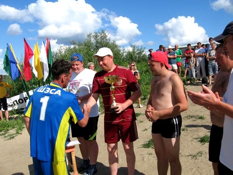 Председатель ОО Федерация футбола г.Шумерли В.А. Щербаков вручает кубок победителям